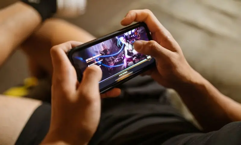 Honor 400; celular de stock en una escena cotidiana