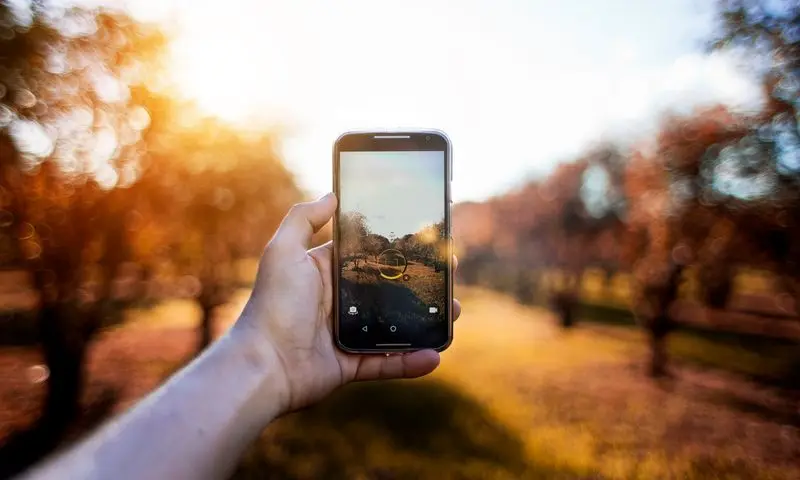 Xiaomi Redmi Note 14 Pro+ 5G; celular de stock en una escena cotidiana
